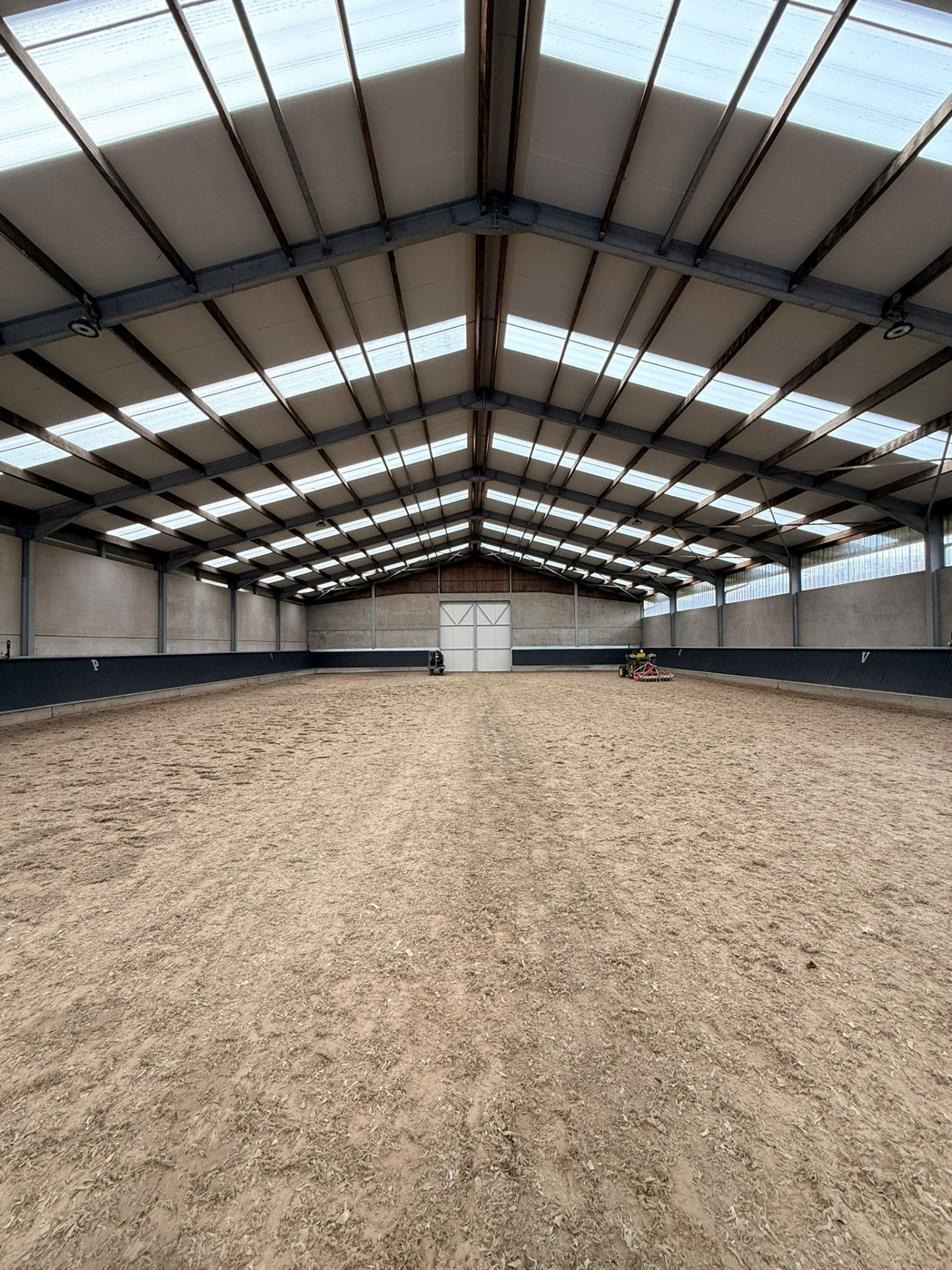 Binnenzijde van een hal met nieuwe dakopbouw en lichtstraten