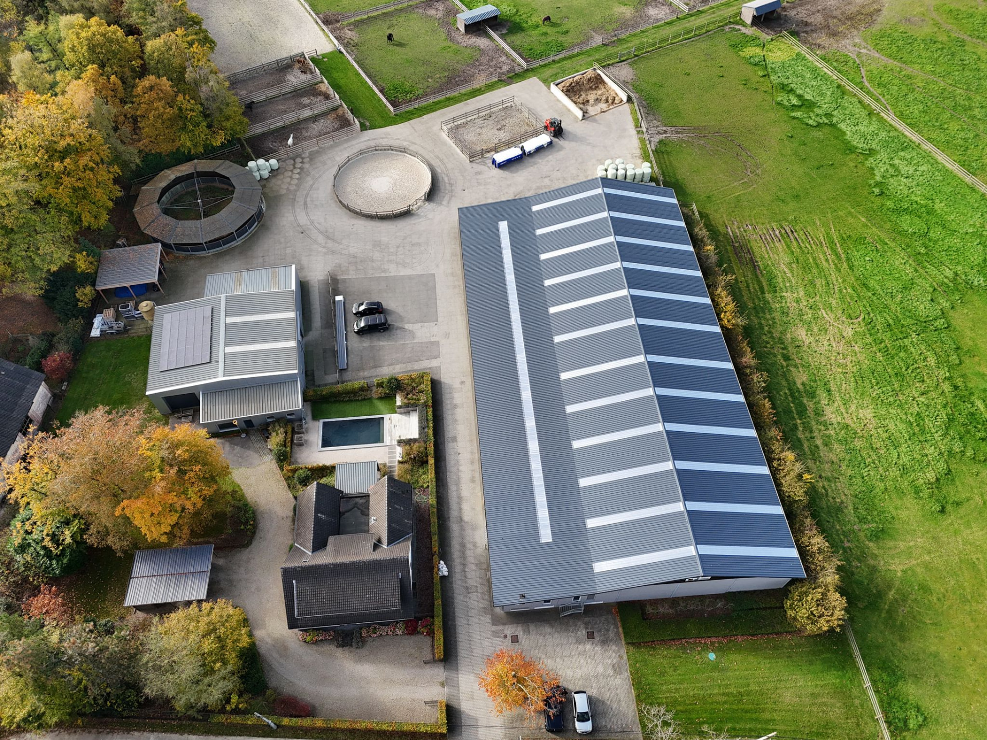 Grote hal met volledig vernieuwde dakbedekking en lichtstraten