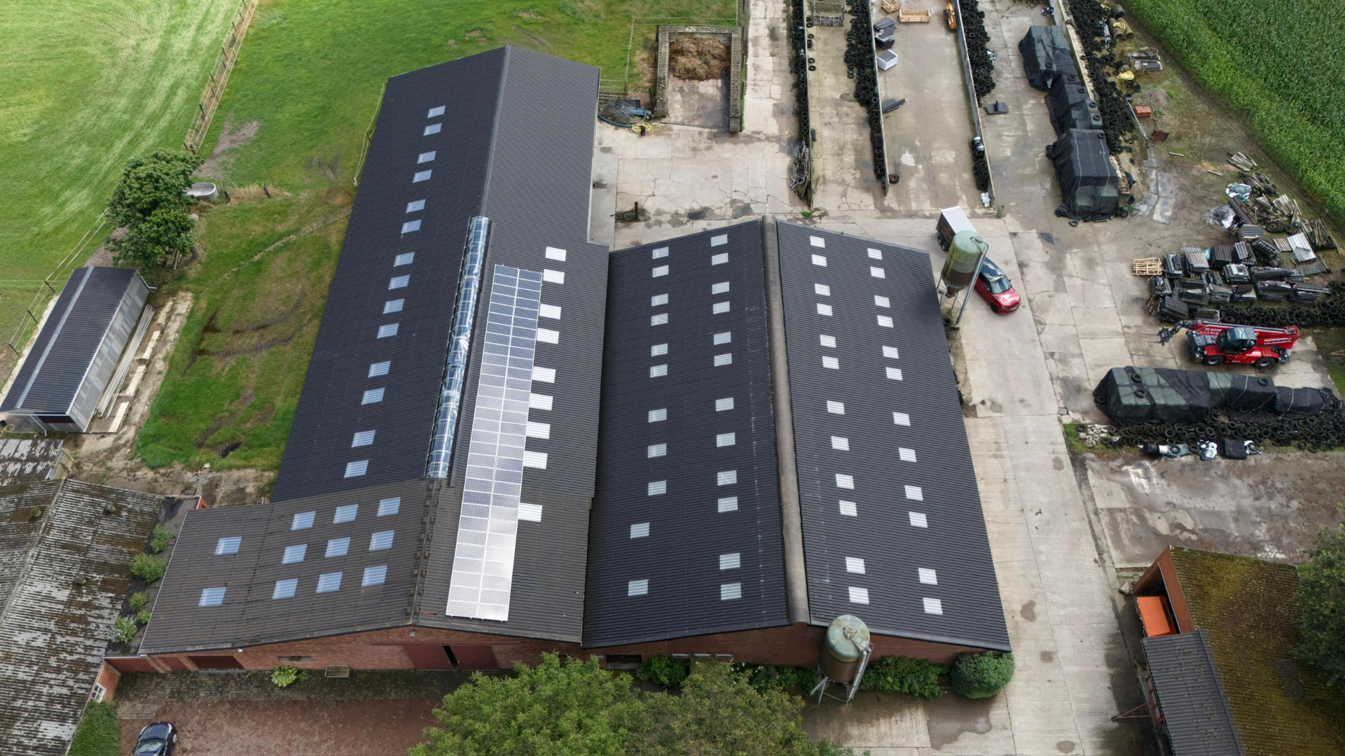 Vernieuwd loodsdak met zonnepanelen op een deel van het dakvlak